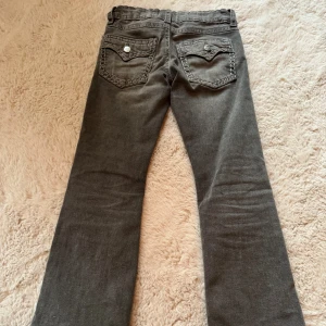 Grå jeans från Gina Tricot, stl 152 - Snygga grå jeans från Gina Tricot i storlek 152. Klassisk femficksmodell med raka ben och coola detaljer på bakfickorna. Jeansen har normal passform och är tillverkade i mjukt bomullsmaterial med lite stretch för extra komfort. Säljer för 200 och skickar utan frakt!