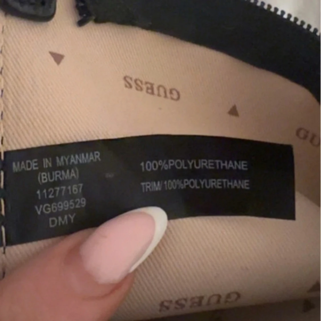 Svart axelväska från Guess i skinn - 4