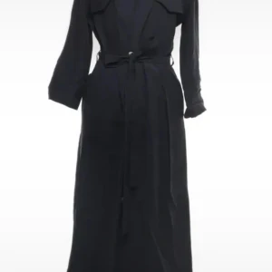 Svart trenchcoat från Zara, M - Lång svart trenchcoat från Zara med klassisk krage, knytskärp i midjan och långa ärmar. Snygg och tidlös modell som ger en clean look. Perfekt för dig som gillar minimalistisk stil och vill ha en jacka som funkar till många outfits.