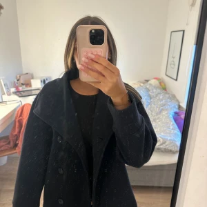 Marinblå skepparkavaj från Gina Tricot - Säljer en marinblå skepparkavaj från Gina Tricot med bred krage och dubbelknäppning framtill. Jackan har lång ärm och är tillverkad i ett mjukt ullblandat material. Perfekt för dig som gillar en klassisk och stilren look. Storlek 158/164 men sitter som Xs. börjar bli lite nopprig.