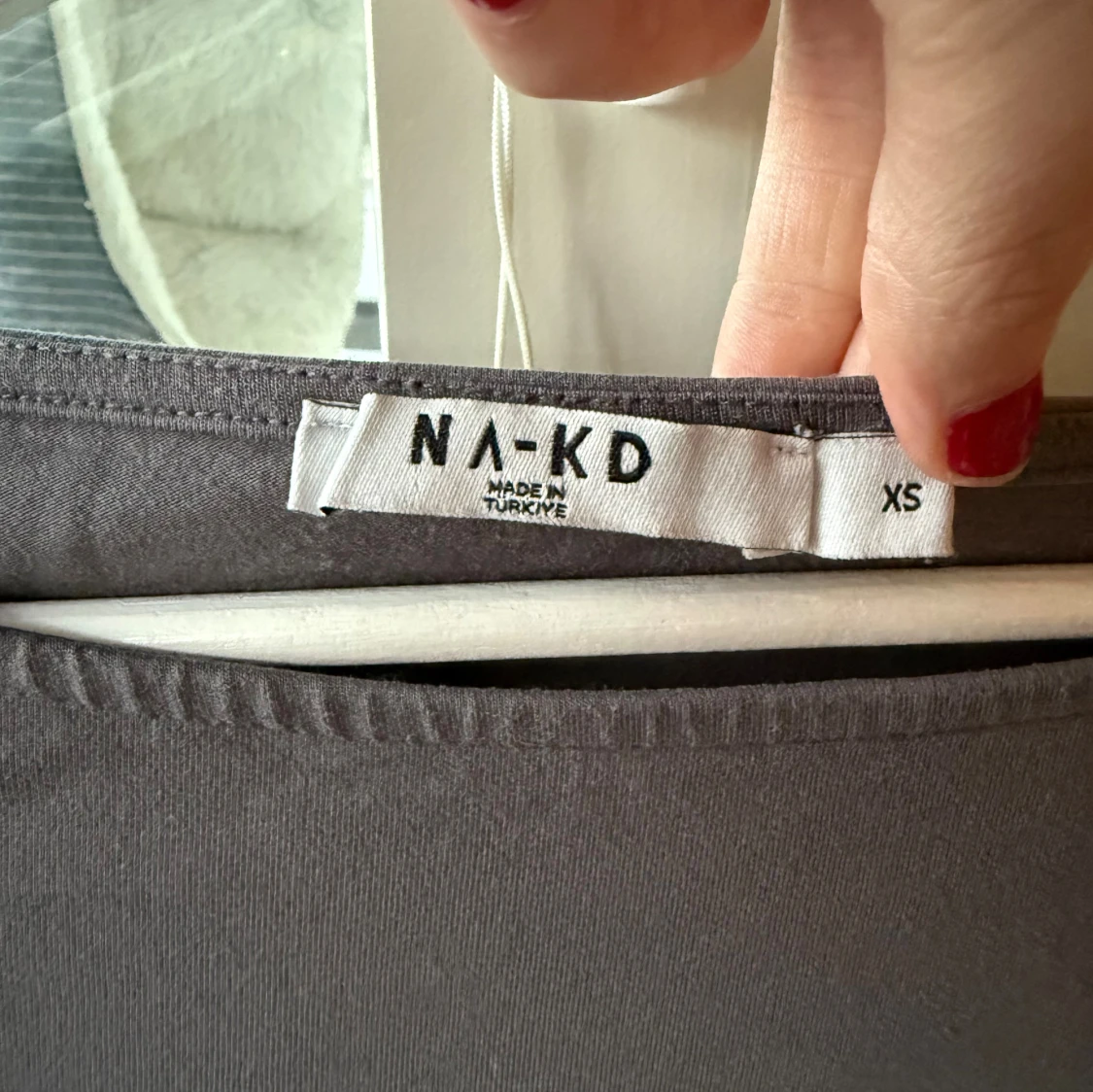 Mörkgrå långärmad topp från NA-KD - 2