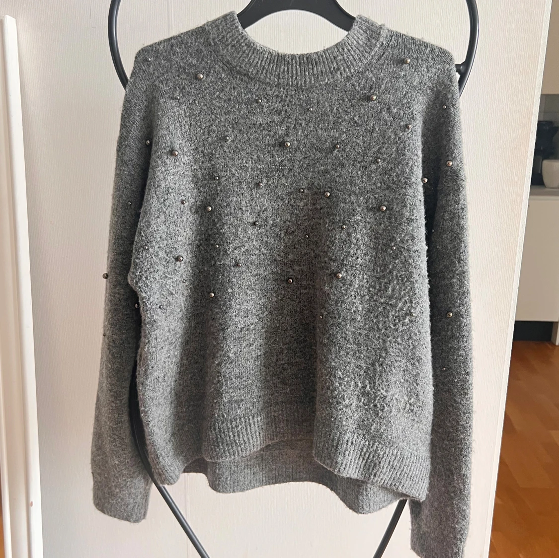 Grå stickad tröja med pärlor - 2