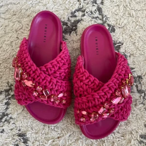 Inuikii tofflor - Helt nya inuikii tofflor som aldrig är använda!! Köpta för 2700kr (nypris)🩷