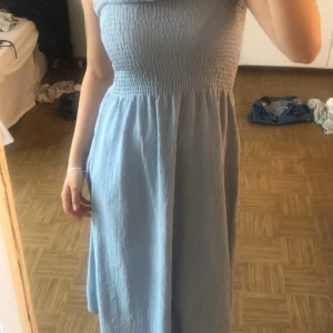 Klänning - Söt långklänning från H&M. Säljer då den är för liten för mig. Använd endas få gånger så superbra skick. Skriv för fler bilder eller frågor💓