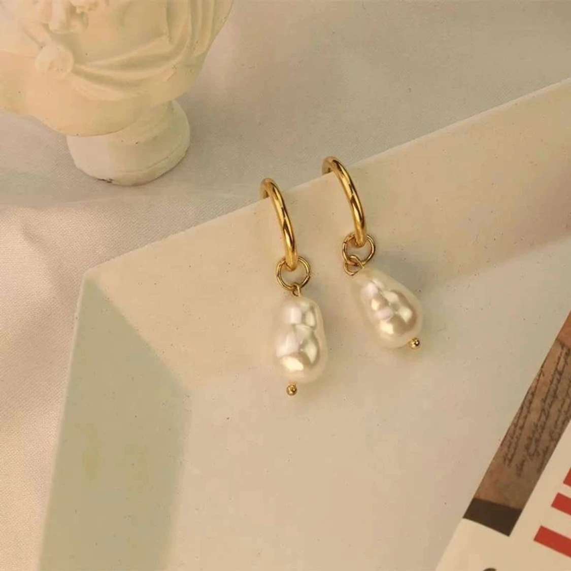 Guldörhängen med vita pärlor - 90