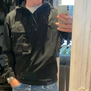 C.P Company Jacka - Säljer nu min C.P Company jacka som inte kommer till användning. Det är en svart ”skaljacka” som ändå är varm, denna är perfekt nu när hösten smyger sig på. Den har en ficka på bröstet samt en ficka vid sidan. Den har också en inbyggd luva för ansiktet som gör att man inte fryser om näsan. 10/10 skick och priset är förhandlingsbart. Tveka inte att höra av er vid intresse om fler bilder m.m