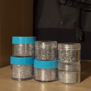6 pack med glitter i burk - Säljer 6 burkar med lös silverglitter till naglar. Kommer i transparenta burkar med blå eller genomskinliga lock. Burkarna kan ha repor pga att ha legat bland andra produkter och märkta med något nummer, men det är inga problem med produkterna. 