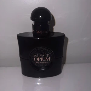 Yves Saint Laurent Black Opium Le Parfum 50 ml - (YSL) Yves Saint Laurent Black Opium Le Parfum 50 ml (användes 2 gånger)