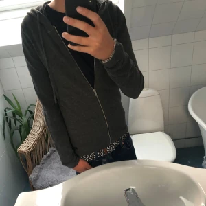 Jack and Jones stickad hoodie - Tja! Säljer en skit fet stickad zip hoodie från Jack and Jones. As skön och otroligt bra passform. Storlek XS kan passa S. Hör av dig vid funderingar!
