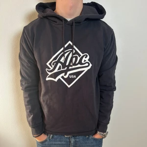 APC Hoddie | M  - Mörkblå APC hoodie | fint skick utan  defekter | modellen på bilden är ca 180 cm | hör av dig vid frågor 🙌