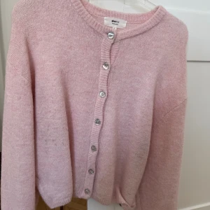 Ljusrosa kofta från Gina Tricot XS - Supermysig ljusrosa kofta från Gina Tricot i ullblandning. 