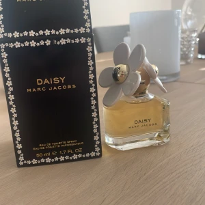 Daisy parfym från Marc Jacobs  - Helt ny parfym ifrån Marc Jacobs. Daisy edt. 50 ml, endast öppnad förpackning. Säljer då jag har dubbletter. Självklart äkta. ❣️Nypris cirka 1000 kr på kicks. Pris diskuterbart