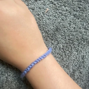 Ljuslila handgjort armband i garn - Säljer ett enkelt och handgjort armband i ljuslila garn. Armbandet är flätat och knyts med en liten rosett, perfekt för dig som gillar personliga accessoarer. Passar dig som vill ha något unikt och färgglatt på handleden.                                                                         Kan även göra andra färger det är bara att kontakta mig om vilken färg så gör jag i önskad färg om jag har den färgen. 