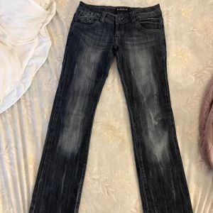 Mörk blåa lågmidjade jeans(riktig lågmidja) - JÄTTE FINT LÅGMIDJA😻passar dock inte mig. 