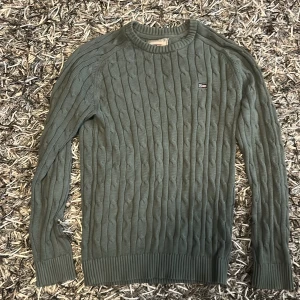 Stickad Lexington tröja  - Kabelstickad grön tröja från Lexington i storlek small. 