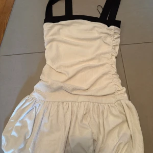 Vit kortklänning med svarta axelband från gina  - Supersöt vit kortklänning 