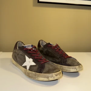Golden Goose Superstar - Säljer dessa riktigt feta Golden Goose Superstar skor i storlek 39. Nypris ca 3500, mitt pris 1299. OBS priset är inte hugget i sten! Hör av dig vid minsta lilla fundering!
