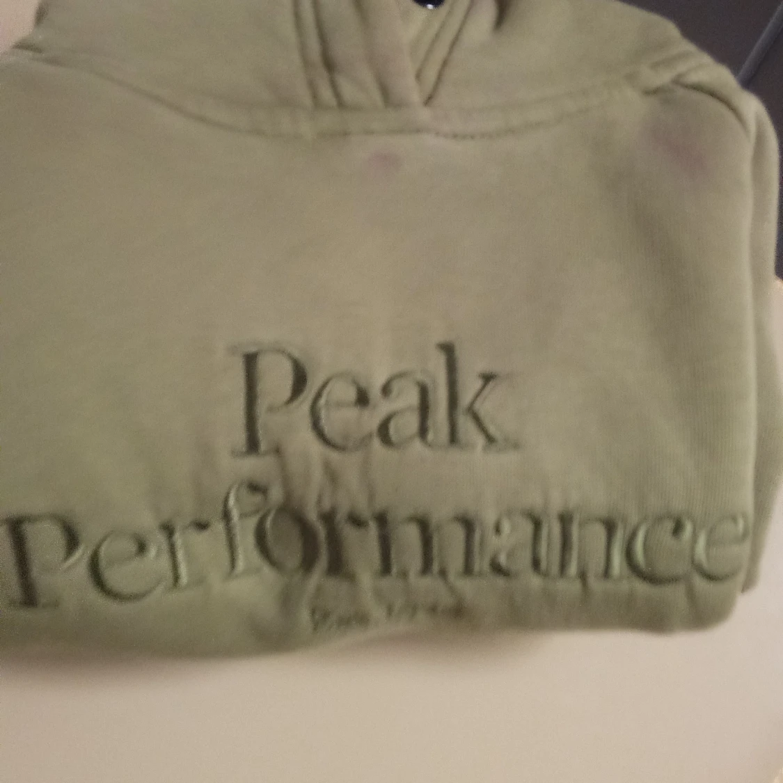 Olivgrön hoodie från Peak Performance