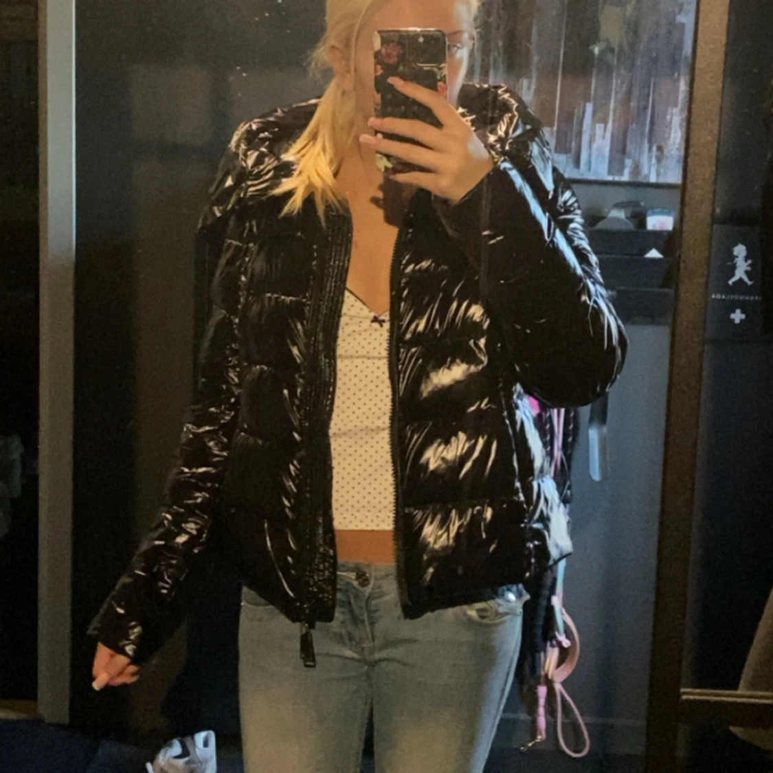 Svart glansig pufferjacka med huva - 1