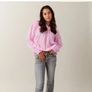 Bootcut jeans  - Jätte fina jeans från Gina Tricot som tyvärr inte används längre!❤️ Dem är i bra skick och är använda fåtal gånger. Det är inga slitningar osv på jeansen!