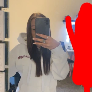 Vit Palm Angels hoodie - Vit Palm angels hoodie med tryck på ryggen  i storlek S/Xs, pris kan diskuteras!!💕