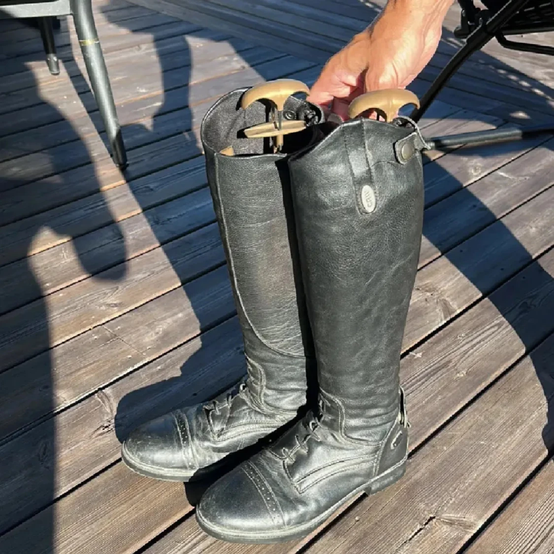 Svarta ridstövlar i skinn