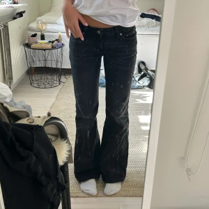 bootcut jeans Nova Weekday  - Snygga svarta jeans från weekday med bootcut passform och låg midja. Jeansen är i modellen NOVA och är knappt använda!😊Nypris 590kr