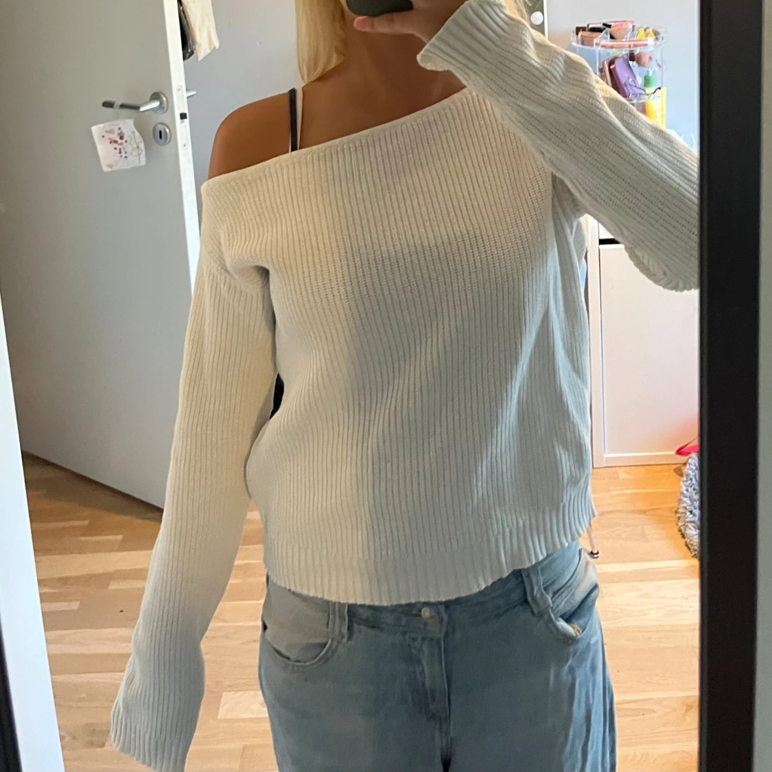 Vit offshoulder stickad tröja - 1