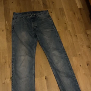 Blå jeans Space från Weekday 29/32 - Säljer ett par blå Space Relaxed Straight jeans från Weekday i storlek 29/32. Klassisk femficksmodell med raka ben och normal passform. Jeansen har en snygg tvättad look och är tillverkade i bomull. Perfekt för dig som gillar stilrena och bekväma jeans.