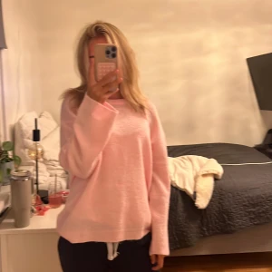 Ljusrosa stickad tröja från 157 - Mysig ljusrosa stickad tröja från 157 i storlek S. Tröjan har en relaxed fit med långa ärmar och ribbade muddar vid halsen. Perfekt för att chilla hemma eller när du vill ha en enkel men söt look.