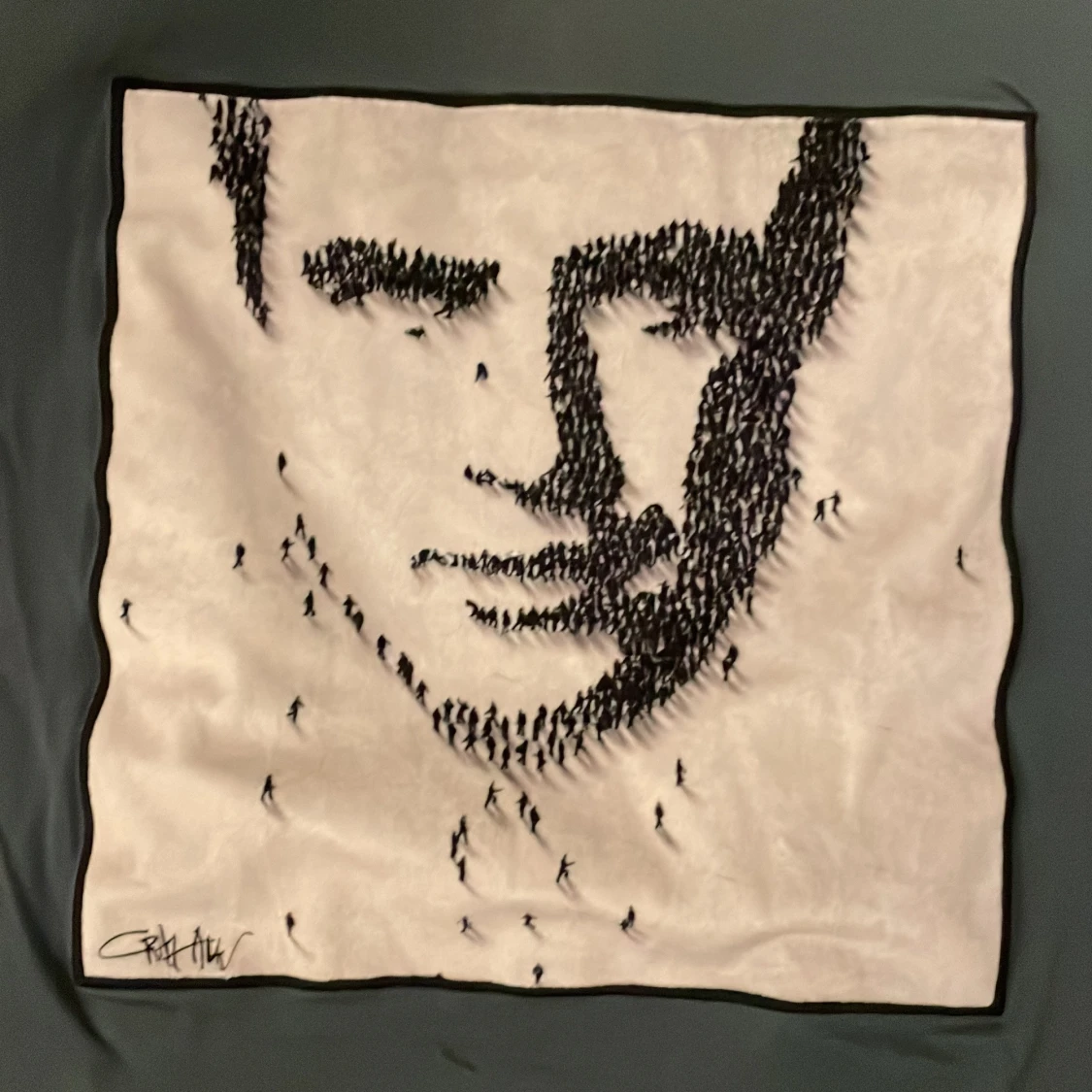 mörkgrön t-shirt med svart motiv - 1