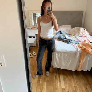 Levis jeans - Ett par låg midjade Levis jeans med bootcut. Snygg tvättad svart färg som passar till allt. Perfekta basjeans för dig som gillar en tidlös look 🖤