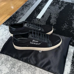 Saint laurent skor - Jättefina skor, perfekta för sommaren, skriv för eventuella frågor!