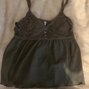 Grön topp - Snygg grön topp från märket stradivarius i storlek M.