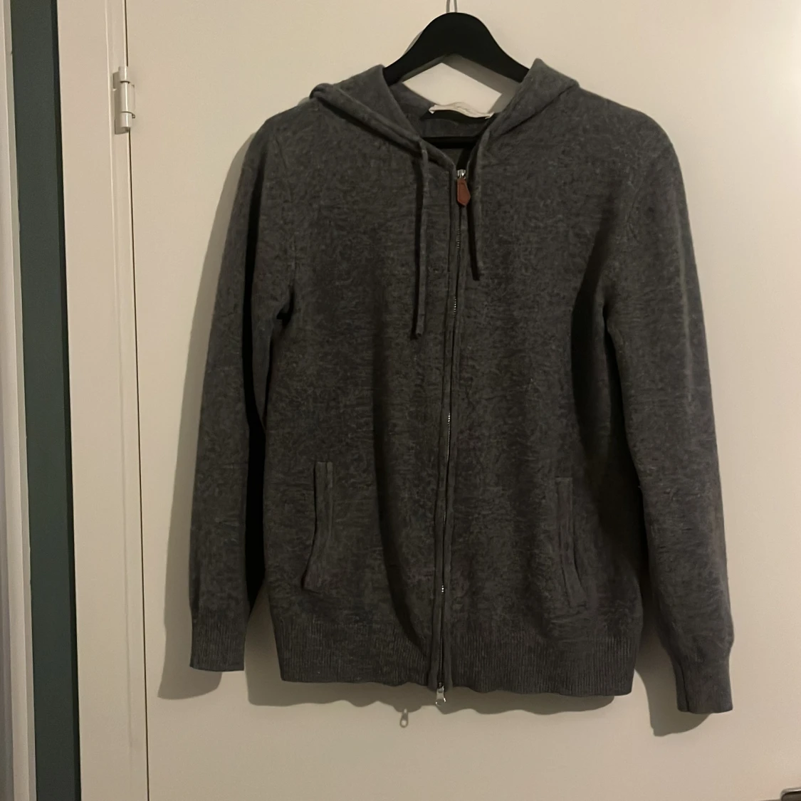 Grå kashmir hoodie från Sayless