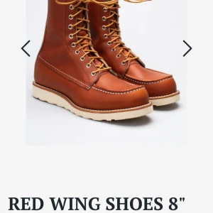 Red Wing 8" boots i brunt skinn - Säljer ett par klassiska Red Wing 8" boots i brunt skinn med vita kontrastsömmar och grov vit sula. Skorna har hög snörning med gula skosnören och rund tå. Perfekta för dig som gillar robusta och tidlösa boots med snygg vintagekänsla.Red Wing Shoes klassiska modell 877.  Säg Red Wing till en amerikan och det är denna sko de tänker på. Lanserad 1952 under namnet "Red Wings Irish Setter" blev den genast en succe.