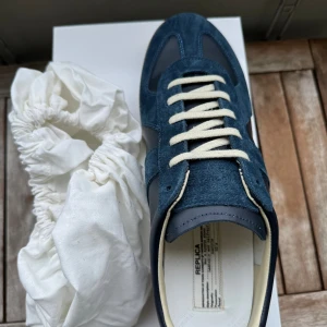 Blå Maison Margiela  - Maison Margiela  sneakers i mörkblå.
