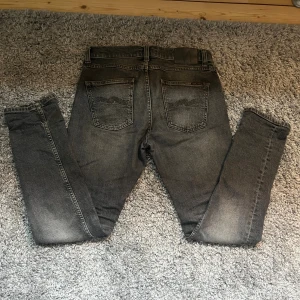 Nudie Jeans - Perfekta jeans för en chill outfit! | Stl: W28 L30 | Skick: 9/10 (Se sista bild, syns endast från insidan!) | Pris. 399kr!!!