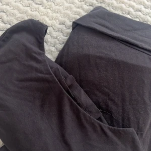 Mörkblå/svart set med yogapants och långtröja med öppenrygg - Består av yogapants i storlek M och en långärmad topp i storlek S. Toppen har öppen rygg – snyggt och bekvämt både till vardag och träning. Använt få gånger och i fint skick.