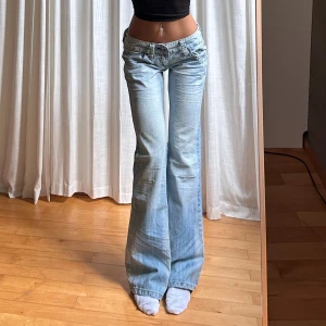 Lågmidjade jeans - Perfekta lågmidjade jeansen!! Vintage från Fishbone⭐️midja 39 innerben 82 grenhöjd 17 jae 165