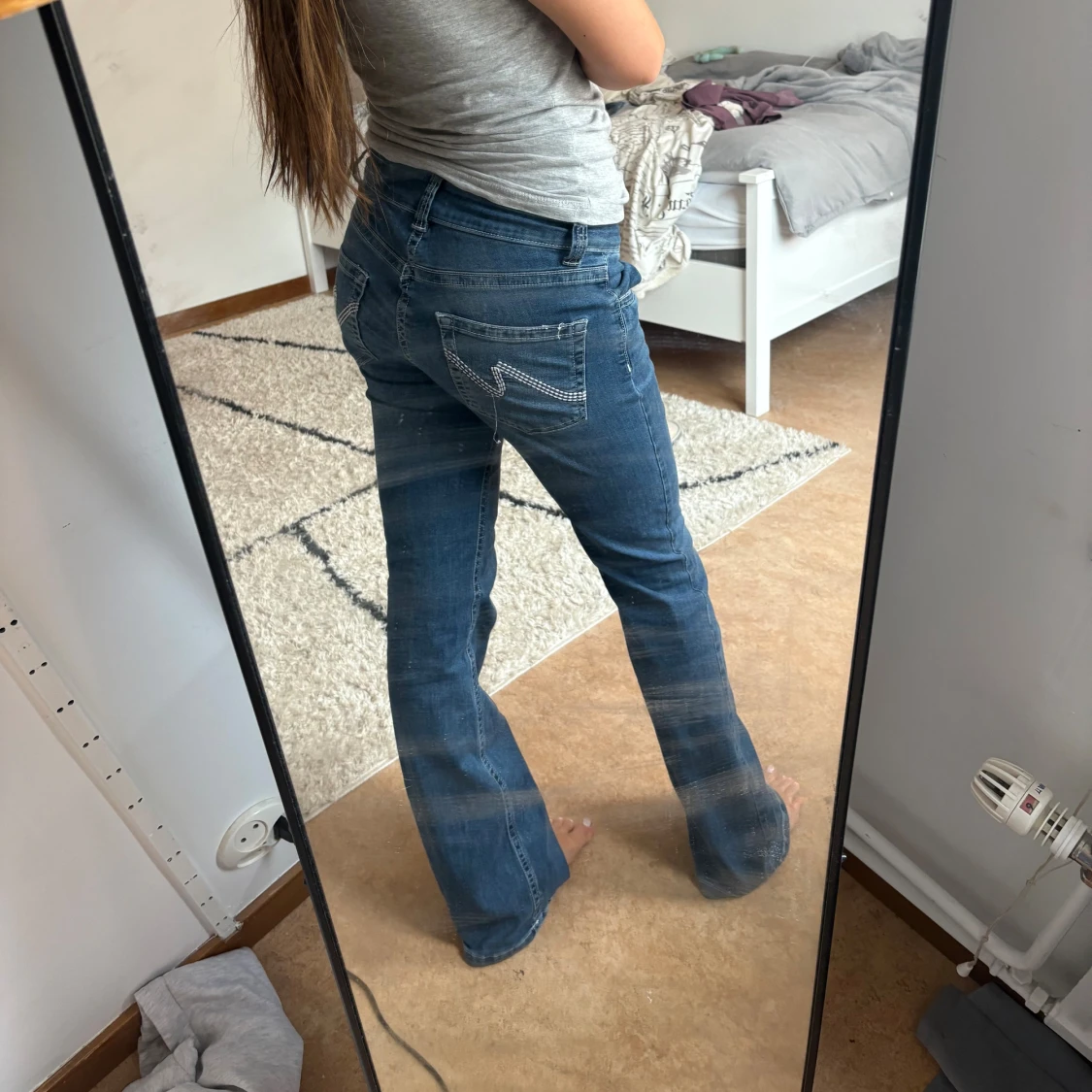 Blå bootcut jeans med broderade fickor