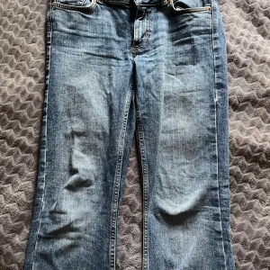 Junkyard jeans - Jätte fina jeans som tyvärr inte passade mig. Har inga skador förutom lite upptrampade kolla näst sista bilden. Byxorna tror jag däremot är uttöjda då storleken är S men enligt mig var ganska mycket större så rekommenderar till en M skulle jag säga men lovar inget. Bara att höra av sig vid frågor☺️