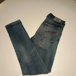 Nudie Jeans  - Snygga blå jeans från Nudie Jeans i modellen Tilted Tor, färgen True Cold Blue. Klassisk femficksdesign med orange sömmar och logga på bakfickan. Perfekt för en fet outfit. Riktigt snygg tvätt. (Pris kan såklart diskuteras) ‼️hör av dig vid minsta lilla fråga‼️🤝