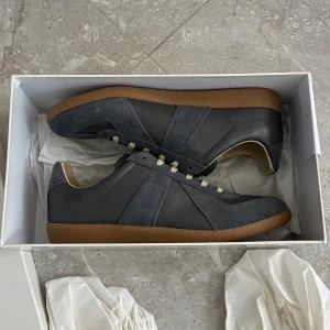 Maison Margiela Gats - En av dem få autentiska Maison Margiela Gats | Helt nya skick 10/10 | Storlek 43 och färgen grå | Kvitto finns, box och dust-bag tillkommer vid köp | Hör av er för mer information/bilder! 