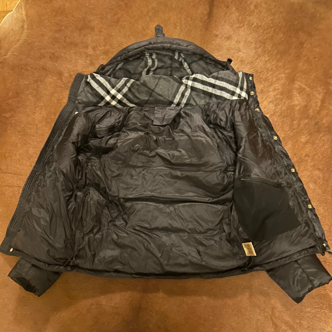 Svart Burberry pufferjacka med huva - 3