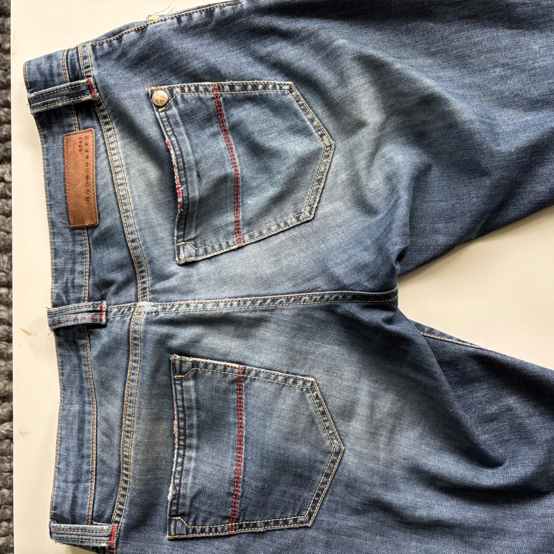 Tramarossa blå jeans med röda detaljer - 1