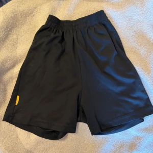 Svarta träningsshorts - Svarta träningsshorts med elastisk midja.