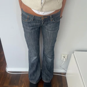 Jeans - Jeans midjemått: 39x2cm innerbenslängd: 79cm 