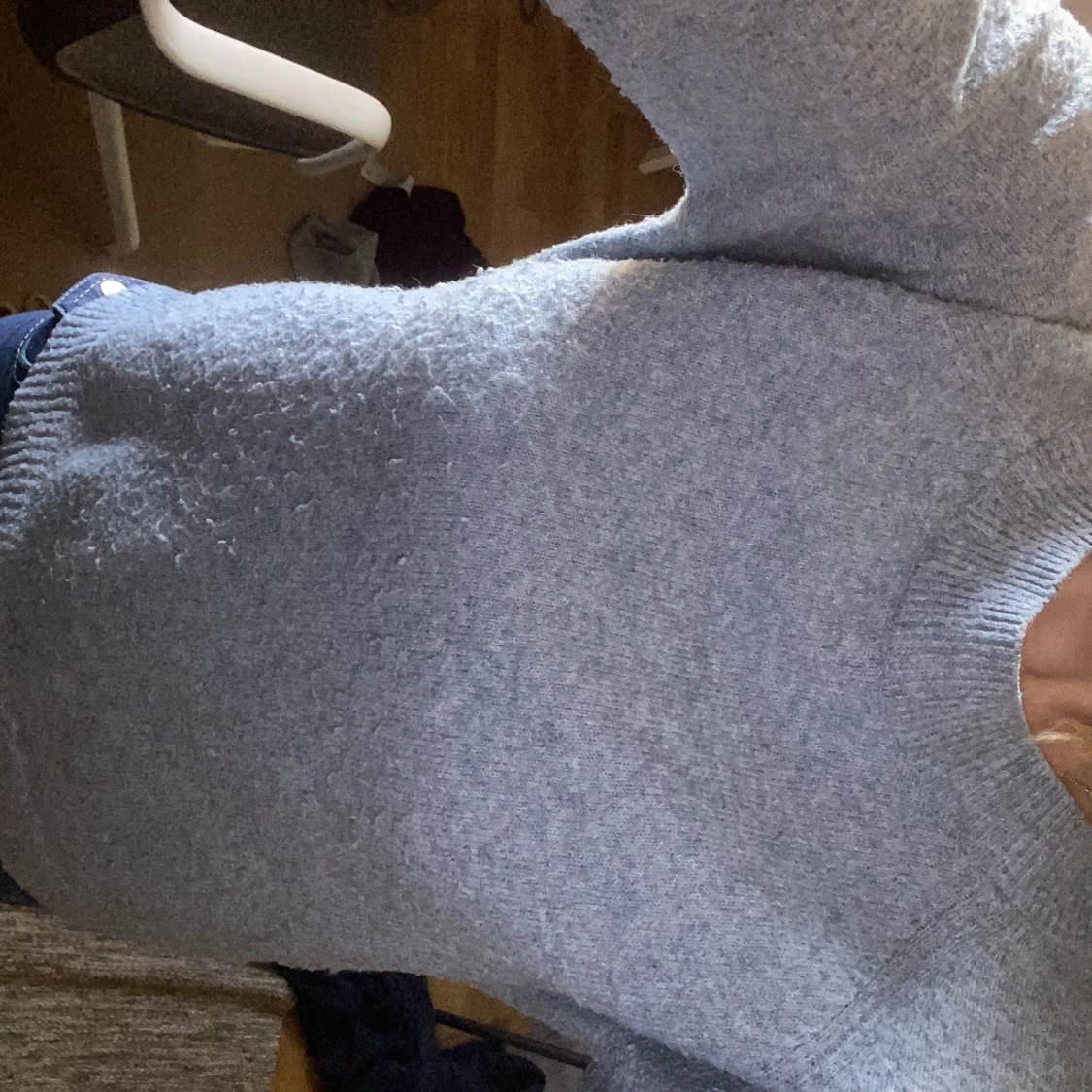 Ljusblå stickad tröja med rund hals - 1