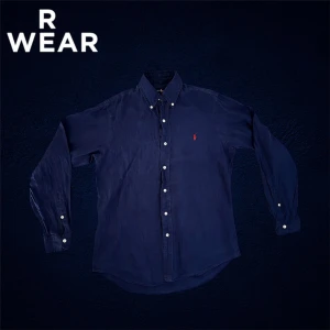 Marinblå linneskjorta från Ralph Lauren - Säljer nu en marinblåa Ralph Lauren linnen skjorta👔                                                              Storlek: S, Skick: 10/10, Nypris: 2099kr, Vårat pris: 429kr, Skriv vid minsta fråga, Fraktar alltid inom 48h efter köp📦
